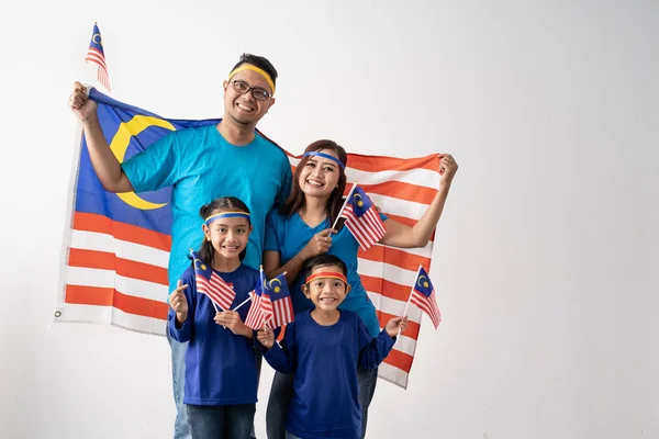 Keluarga malaysia dengan atribut dan bendera merayakan — Stok Foto