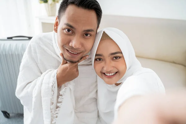 Σύζυγος και ο σύζυγος σε λευκό παραδοσιακό ρούχα selfie — Φωτογραφία Αρχείου
