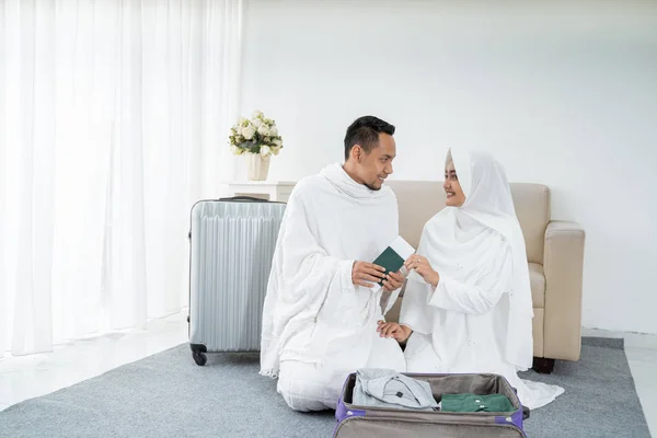穆斯林朝圣者妻子和丈夫准备物品 — 图库照片