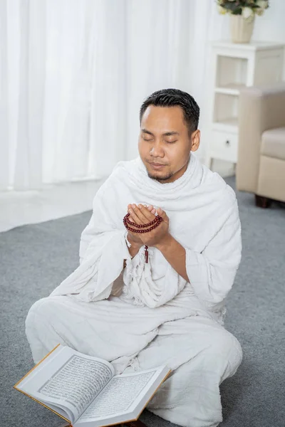 Muslim man praying in white traditional clothes — Stock Photo, Image