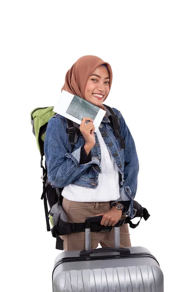 Junge Hidschab-Frau lächelt, wenn sie Ticket und Pass im Stehen in die Kamera hält — Stockfoto