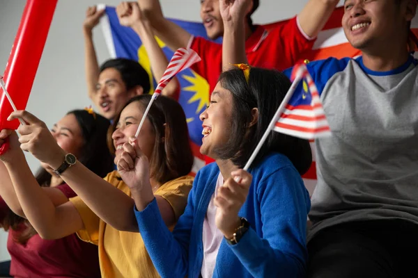 Podekscytowany Azji młody zwolennik gospodarstwa flaga Malezja — Zdjęcie stockowe