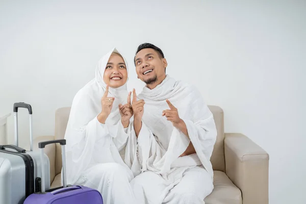 Moslim paar zitten het dragen van witte traditionele kleren voor Umrah — Stockfoto