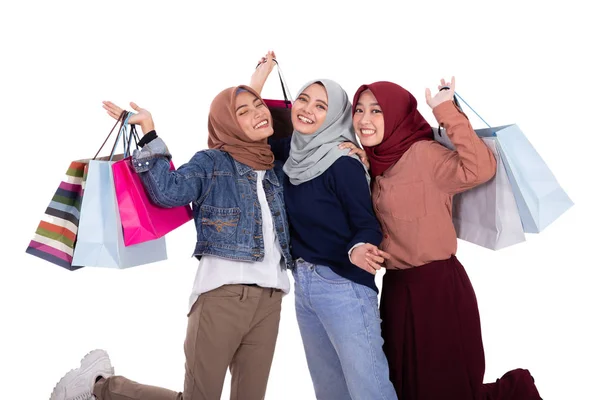Tre beslöjade kvinnor upphetsad när du bär papperspåse — Stockfoto