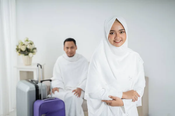 Muslim wanita muda berdiri di depan suaminya sebelum umrah — Stok Foto