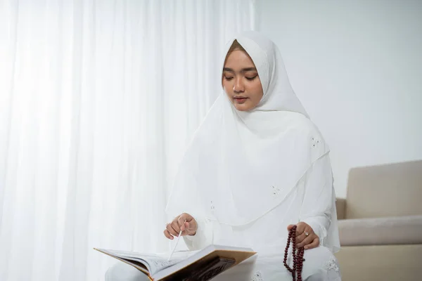 Wanita muda asia berdoa dengan Al-Quran dan tasbih — Stok Foto