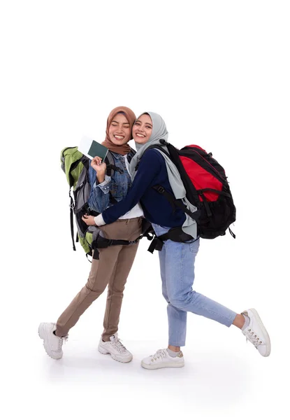 Boldog muzulmán hátizsákos mosolygott elszigetelt fehér háttér előtt — Stock Fotó