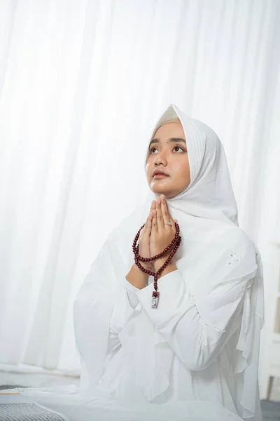 Mujer joven asiática rezando con Al-Corán y perlas de oración — Foto de Stock