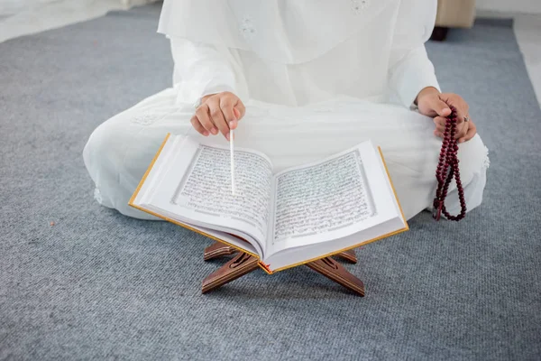 Muzułmańska młoda kobieta modląca się w białych tradycyjnych ubraniach — Zdjęcie stockowe