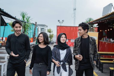 Birlikte yolda poz yürüyen genç arkadaşlar