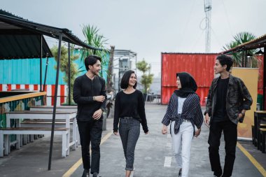 Birlikte yolda poz yürüyen genç arkadaşlar