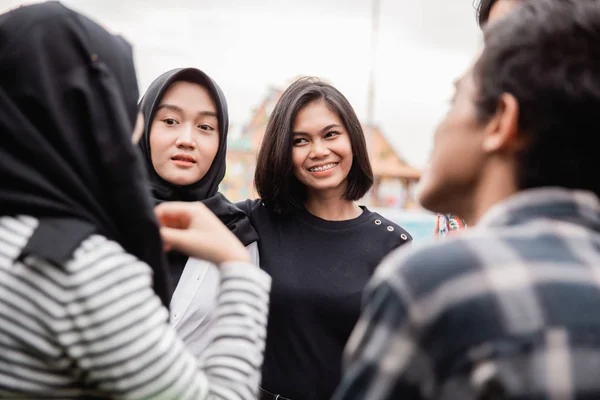 Teman menceritakan bercanda bersama-sama — Stok Foto