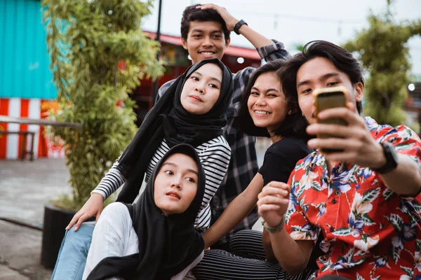 Unga människor Selfie tillsammans med vänner — Stockfoto