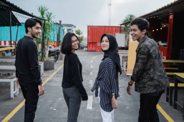 arkadaşlar birlikte yolda yürürken açık havada eğlenmek