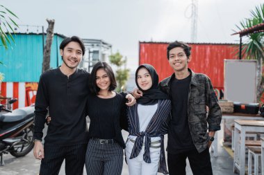 arkadaşlar birlikte yolda yürürken açık havada eğlenmek