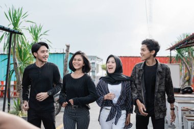 arkadaşlar birlikte yolda yürürken açık havada eğlenmek