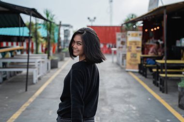 Mutlu asyalı genç kadın yürüyüş