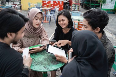 arkadaşlarınızla ve gadget ile eğlenmek