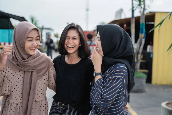 Lyckliga unga människor skrattar tillsammans — Stockfoto