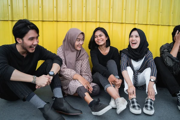 Orang-orang muda Asia mengobrol dengan teman-teman — Stok Foto