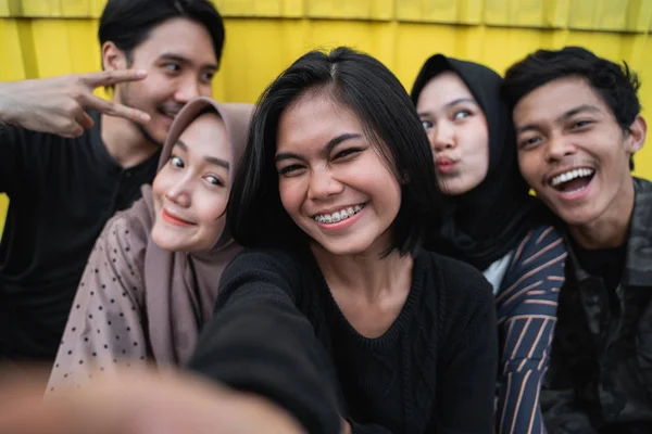 Orang muda selfie bersama dengan teman-teman — Stok Foto