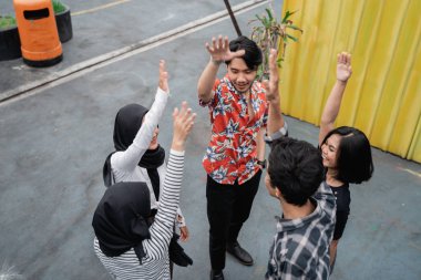 arkadaş grubu ellerini kaldırdı