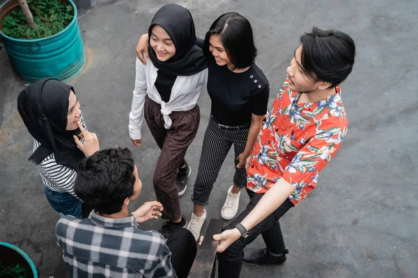 Teman bersenang-senang di luar — Stok Foto