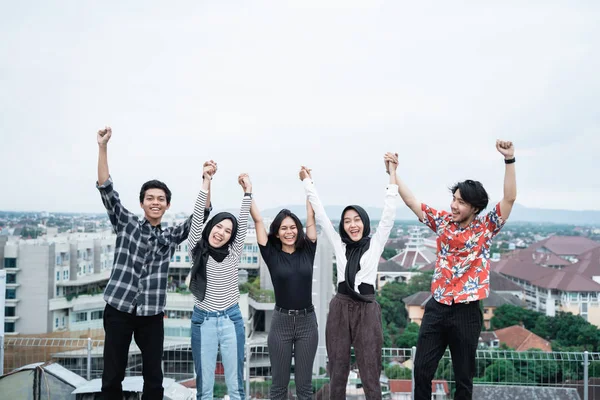 A tetőn lévő fiatalokkal szórakoztató csoport — Stock Fotó