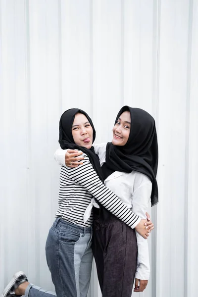 Dua perempuan muda hijab berdiri — Stok Foto