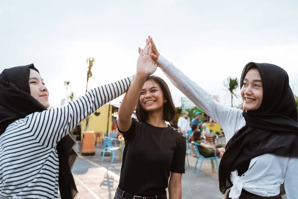 Sekelompok teman mengangkat tangan — Stok Foto