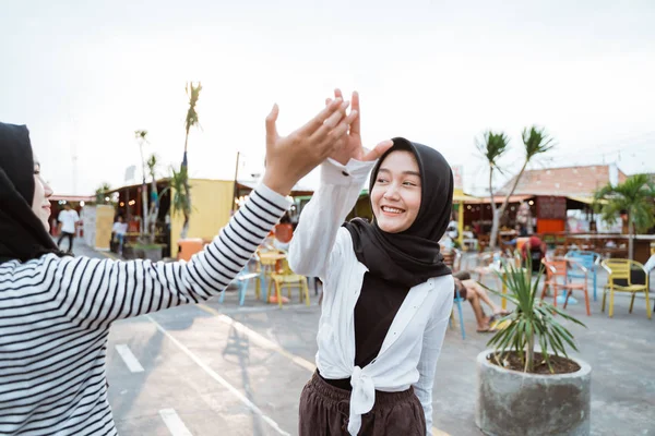 Jovem hijab mulher alta cinco com amigos — Fotografia de Stock