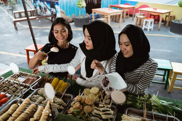 Group of young women at a street food restaurant — Stock Photo, Image