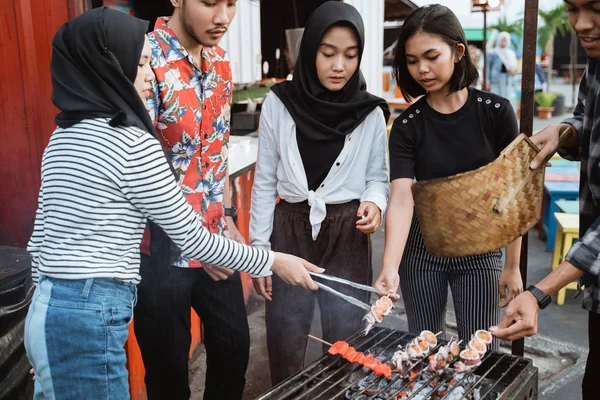 Orang muda bersama-sama merayakan pesta luar ruangan — Stok Foto