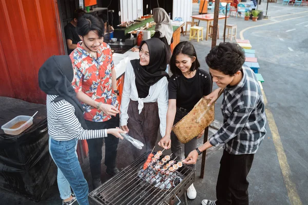 Junge Leute feiern gemeinsam die Outdoor-Party — Stockfoto