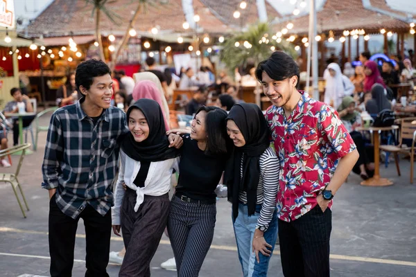 Gelukkig jonge vrienden lachen samen — Stockfoto