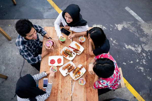 Widok z góry Młodzi ludzie obiad razem na zewnątrz — Zdjęcie stockowe