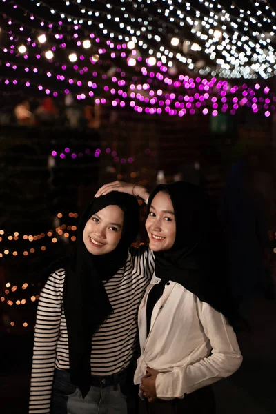 Dua wanita hijab berdiri di dekat lampu tumblr — Stok Foto