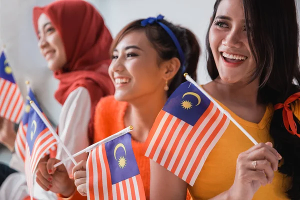 Gambar orang pegang bendera malaysia