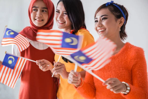 Gente con bandera de Malasia celebrando el día de la independencia — Foto de Stock