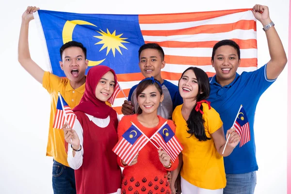 Gente con bandera de Malasia celebrando el día de la independencia — Foto de Stock