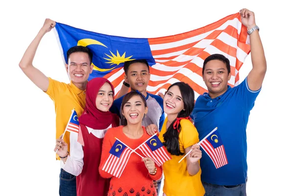 Orang-orang memegang bendera malaysia merayakan hari kemerdekaan — Stok Foto