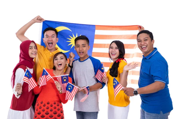 Orang-orang memegang bendera malaysia merayakan hari kemerdekaan — Stok Foto