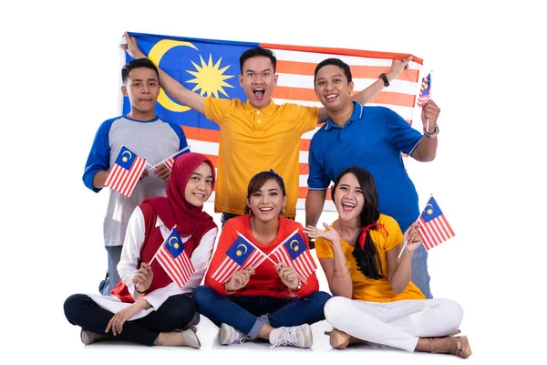 Orang-orang memegang bendera malaysia merayakan hari kemerdekaan — Stok Foto