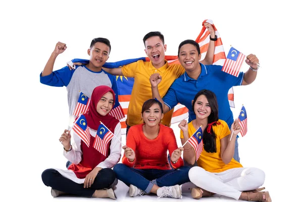 Orang-orang memegang bendera malaysia merayakan hari kemerdekaan — Stok Foto