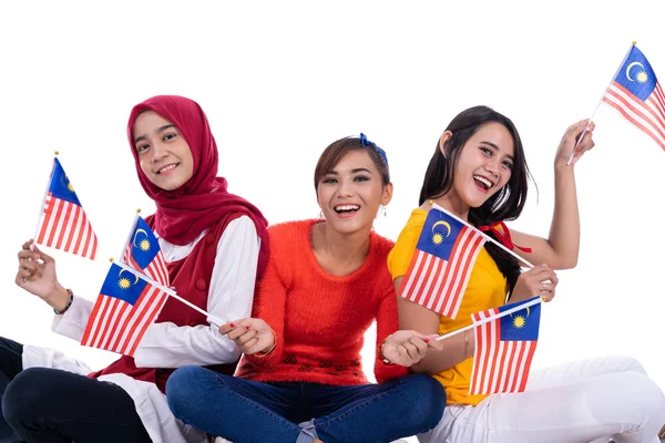 Άνθρωποι που κατέχουν σημαία της Μαλαισίας γιορτάζει την ημέρα της ανεξαρτησίας — Φωτογραφία Αρχείου