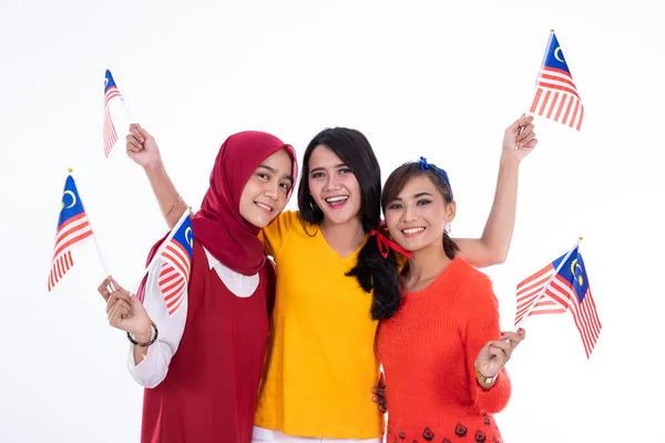 Gente con bandera de Malasia celebrando el día de la independencia — Foto de Stock