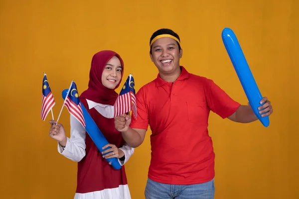 Människor som innehar Malaysia flagga firar självständighetsdagen — Stockfoto