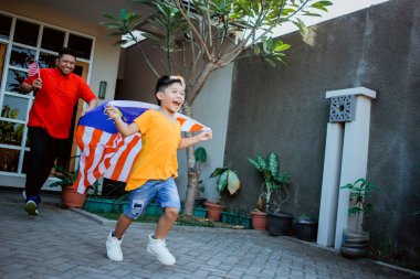malezya bayrağı çalışan çocuk çalışan ve baba ile kovalamaca oynuyor