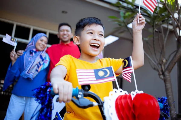 Família e filho celebrando a malásia merdeka ou dia da independência malaia — Fotografia de Stock