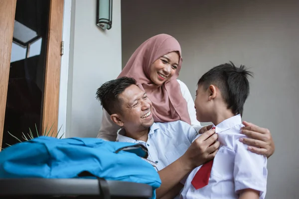 Familia indonesia con niño vistiendo uniforme escolar —  Fotos de Stock
